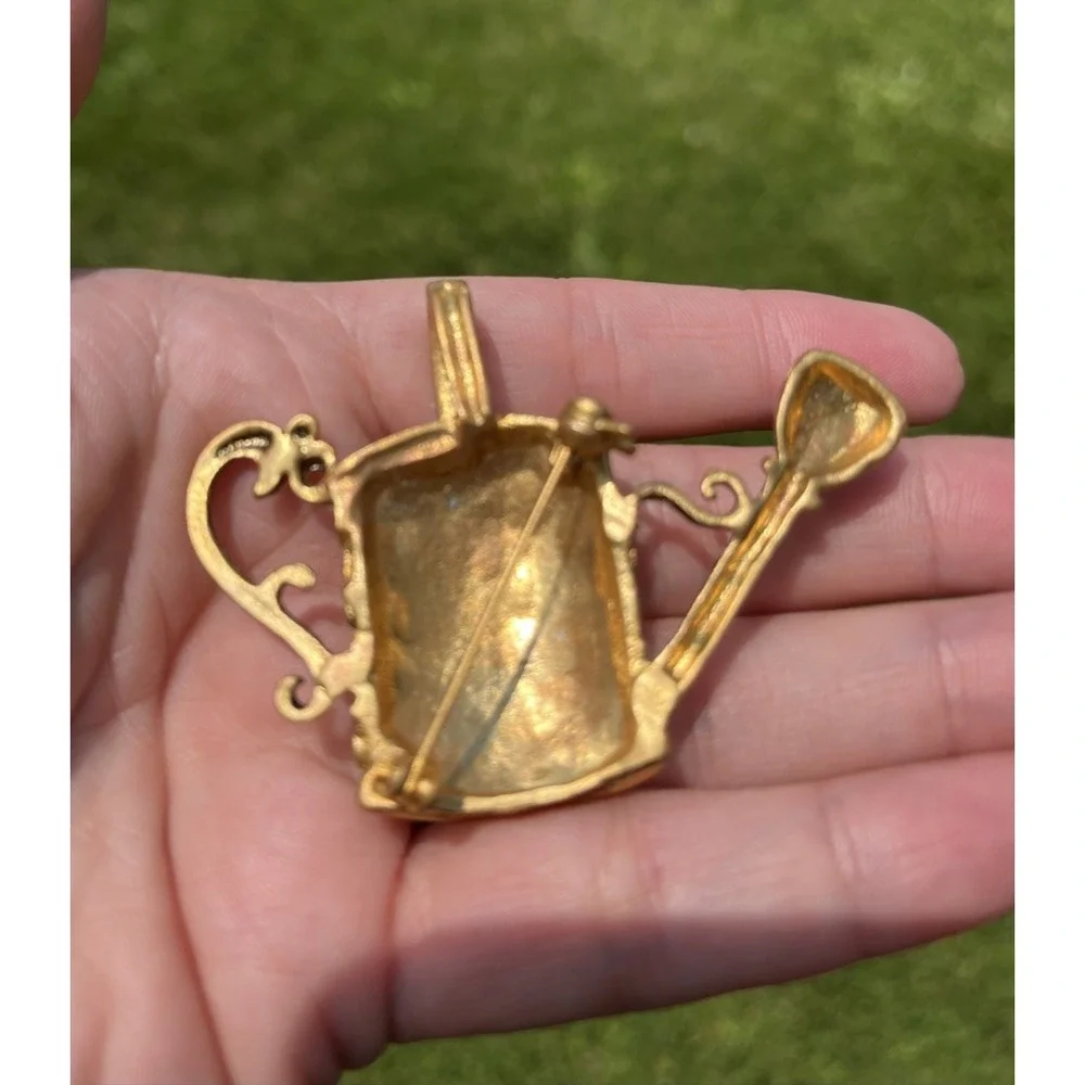 Antique-Style Gold-Tone Metal Floral Filigree Watering Can Pin Brooch Unmarked‎